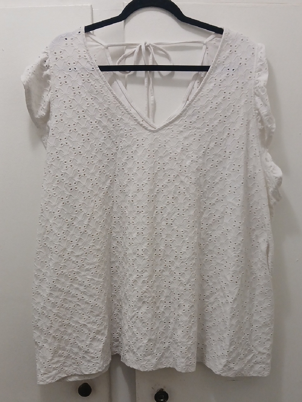 Ava & Viv White Eyelet V-Neck Tie-Back Tunic